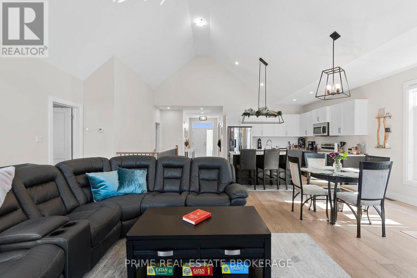 15 Compass Trail, Central Elgin, ON - Indoor Photo Showing Living Room
