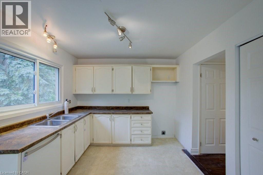 36 Fox Run, Barrie, ON - Indoor Photo Showing Kitchen With Double Sink