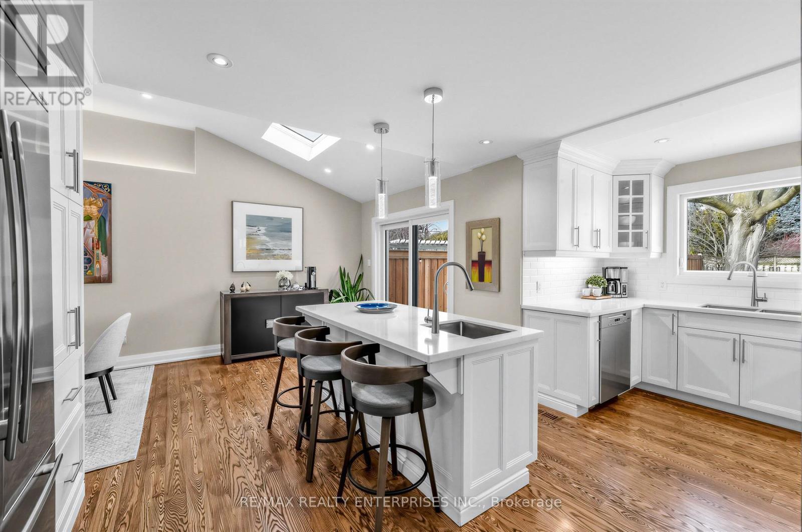 315 Swinburne Road, Burlington, ON - Indoor Photo Showing Kitchen With Upgraded Kitchen