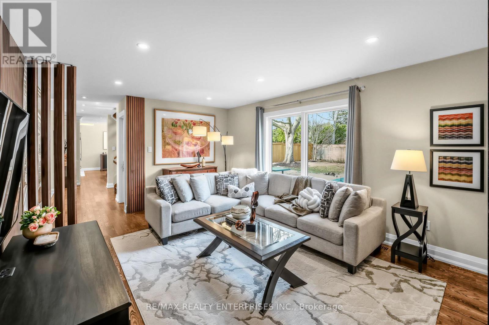 315 Swinburne Road, Burlington, ON - Indoor Photo Showing Living Room