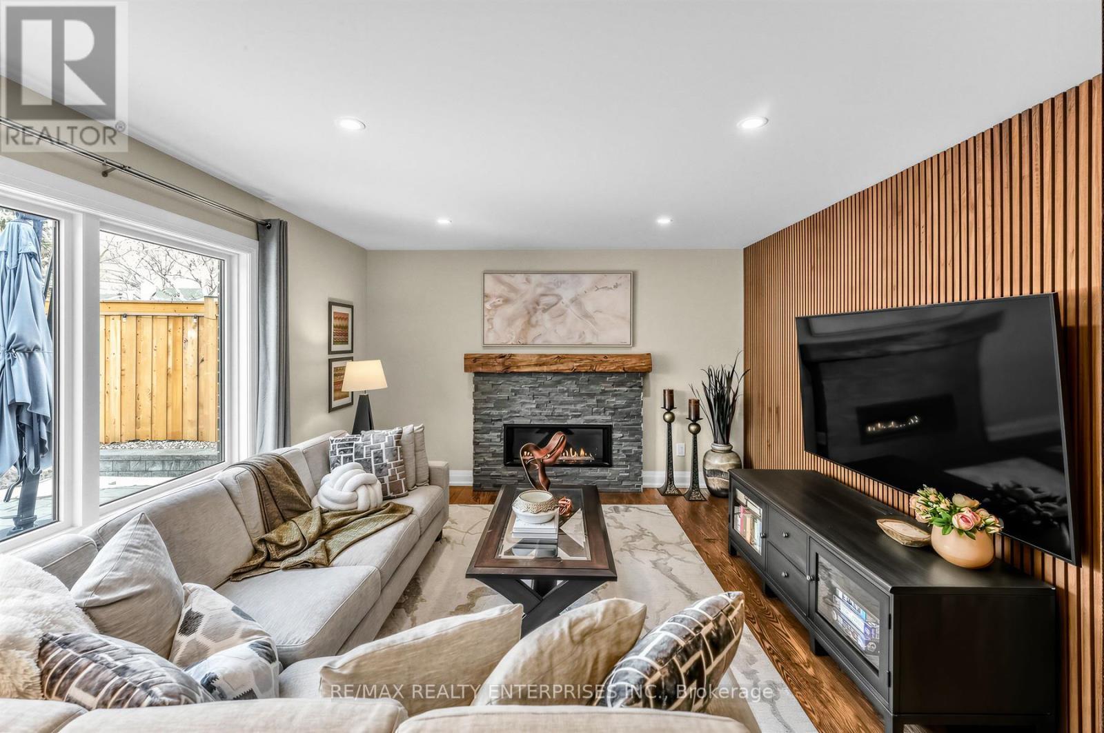 315 Swinburne Road, Burlington, ON - Indoor Photo Showing Living Room With Fireplace