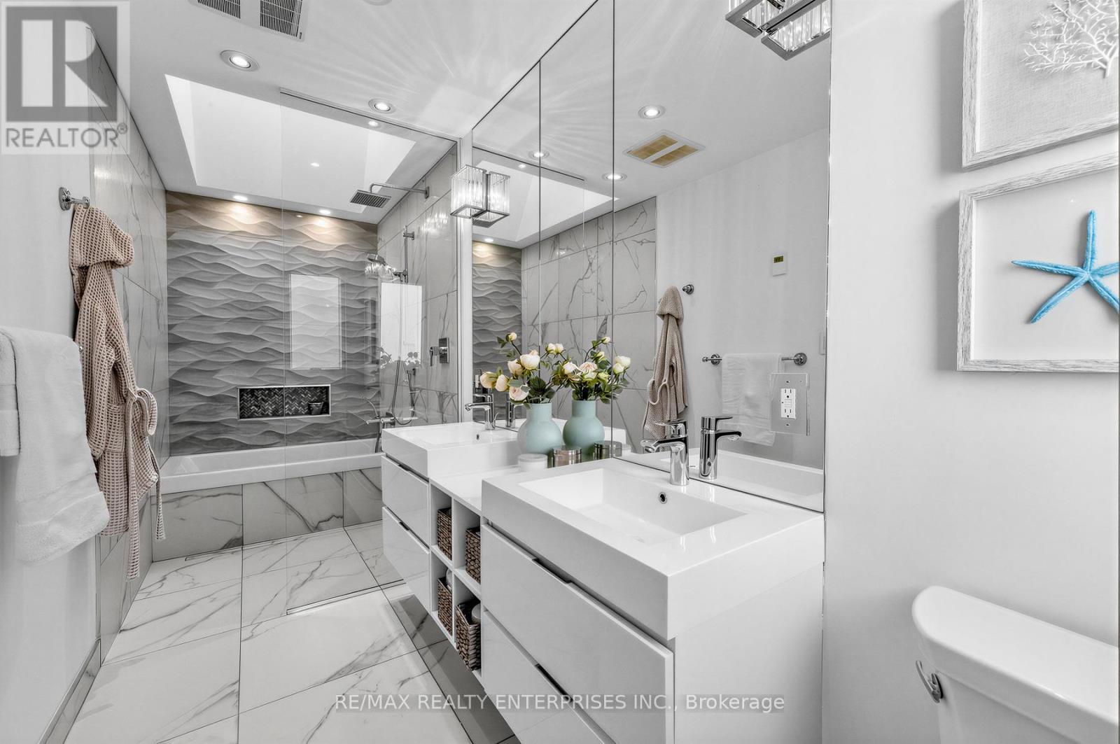315 Swinburne Road, Burlington, ON - Indoor Photo Showing Bathroom