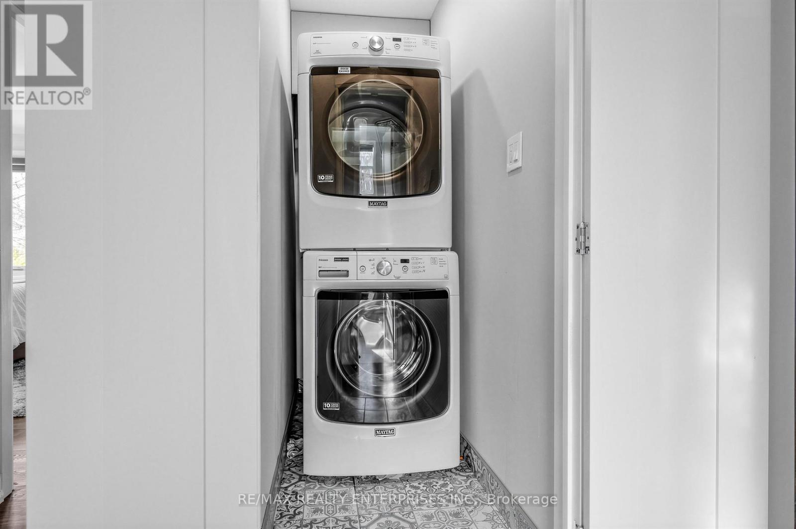 315 Swinburne Road, Burlington, ON - Indoor Photo Showing Laundry Room