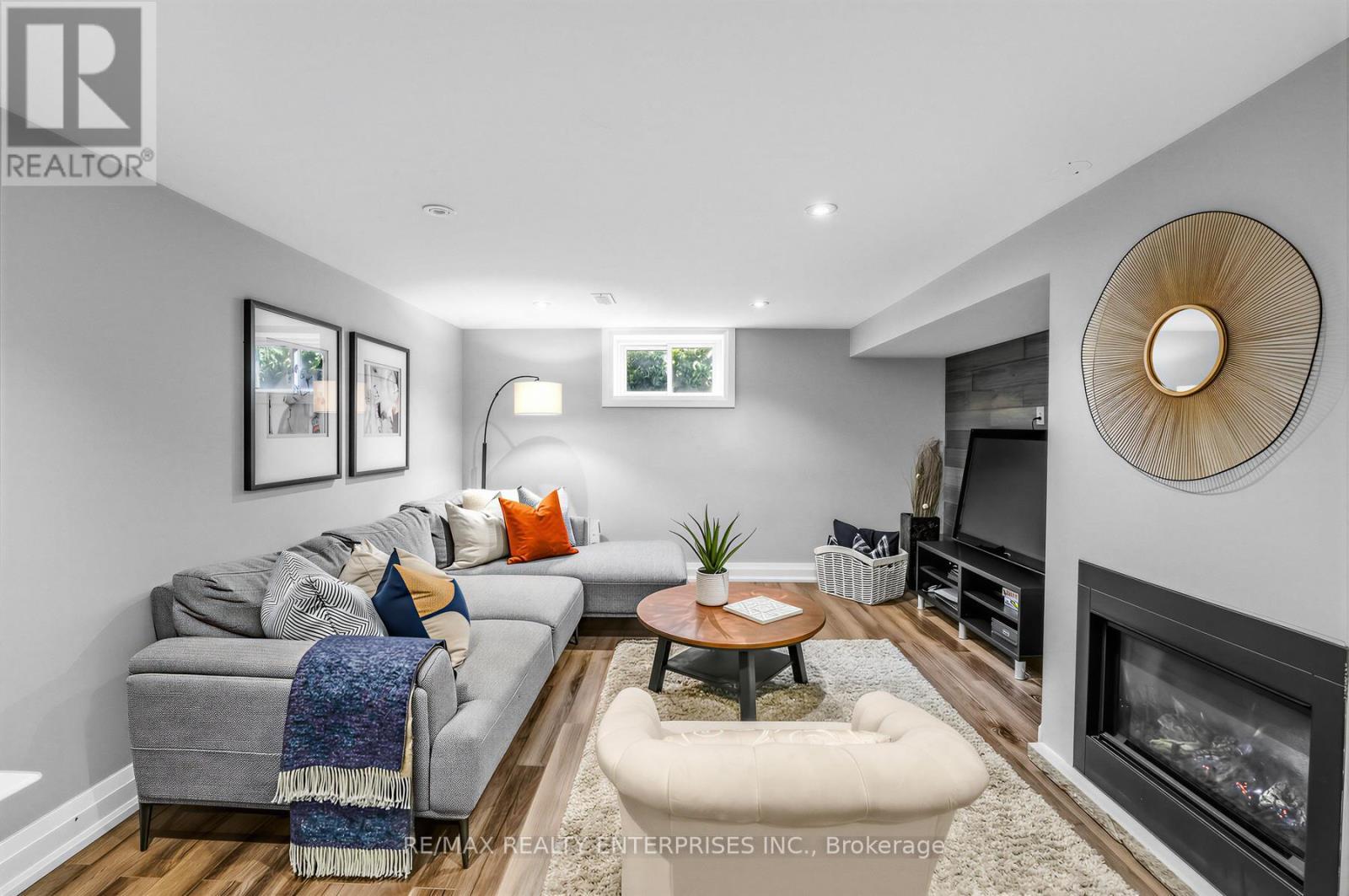 315 Swinburne Road, Burlington, ON - Indoor Photo Showing Living Room With Fireplace