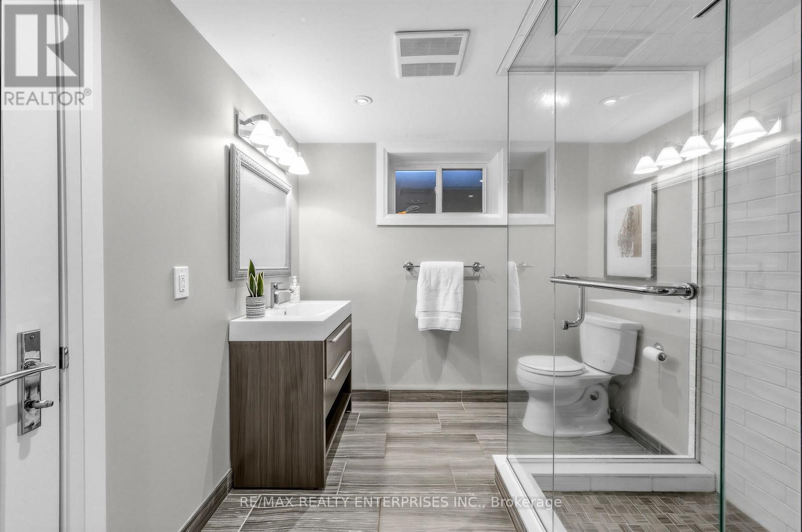 315 Swinburne Road, Burlington, ON - Indoor Photo Showing Bathroom