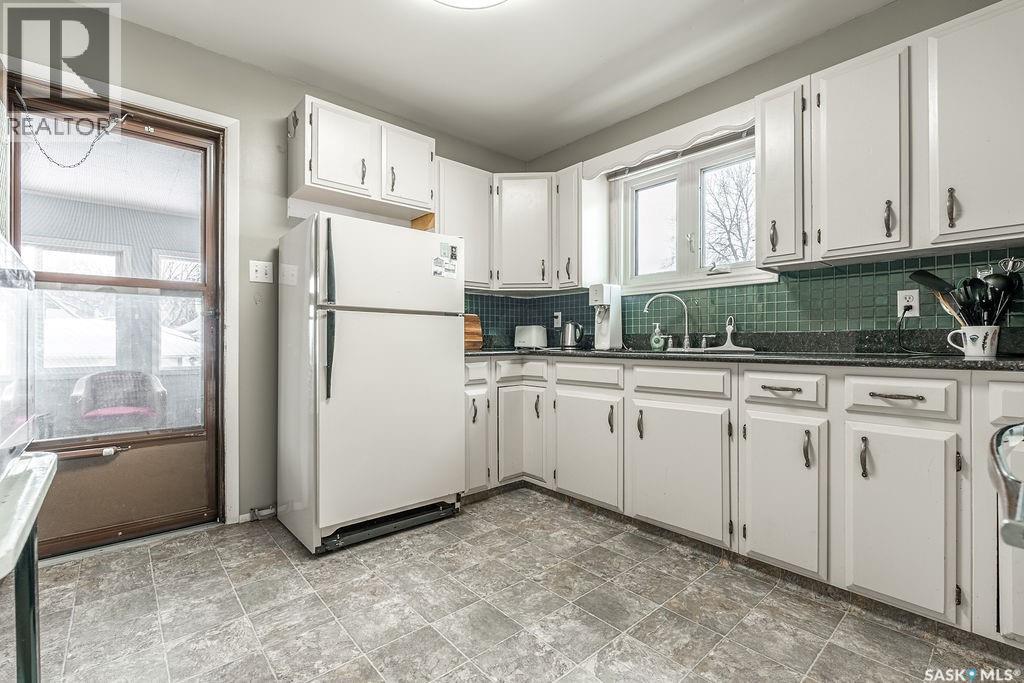 724 M Avenue S, Saskatoon, SK - Indoor Photo Showing Kitchen