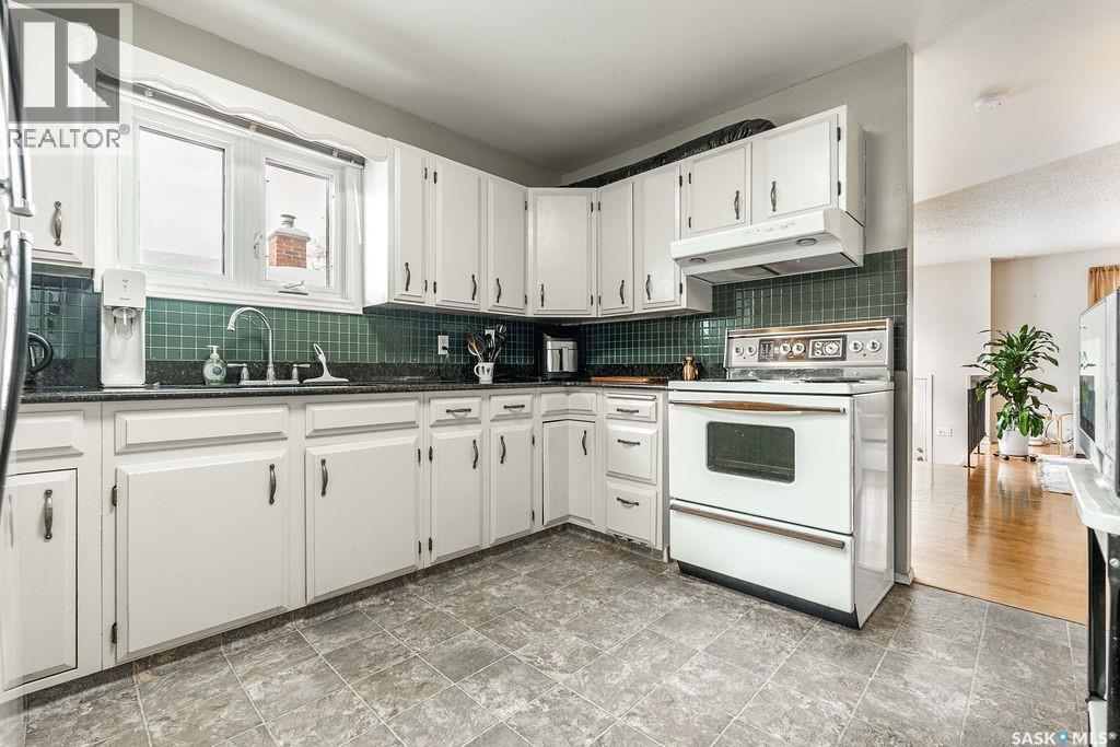 724 M Avenue S, Saskatoon, SK - Indoor Photo Showing Kitchen