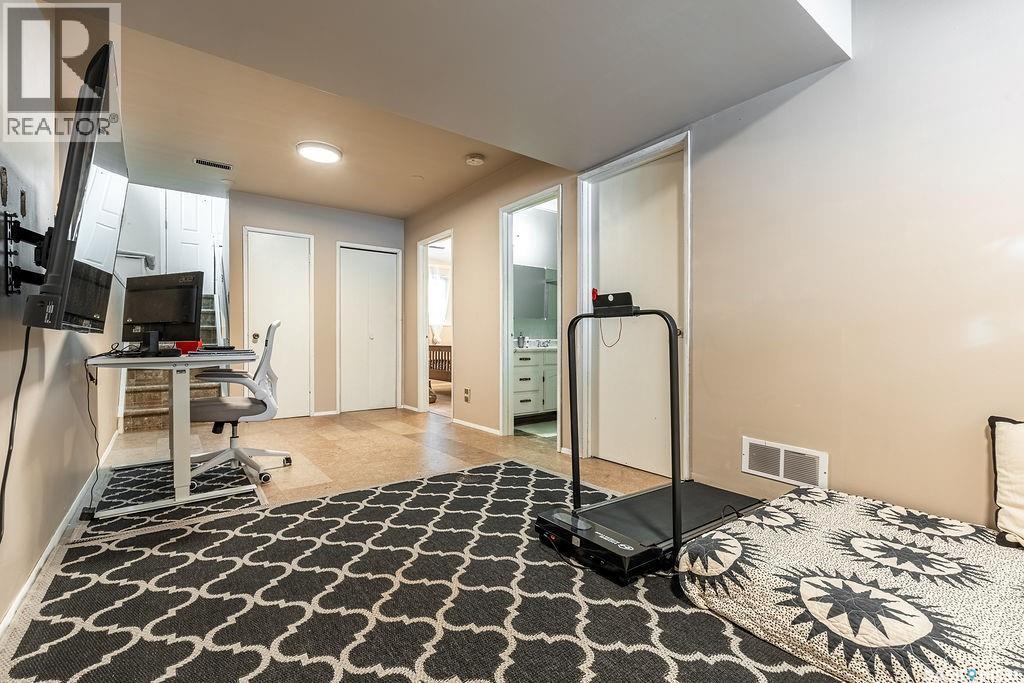 724 M Avenue S, Saskatoon, SK - Indoor