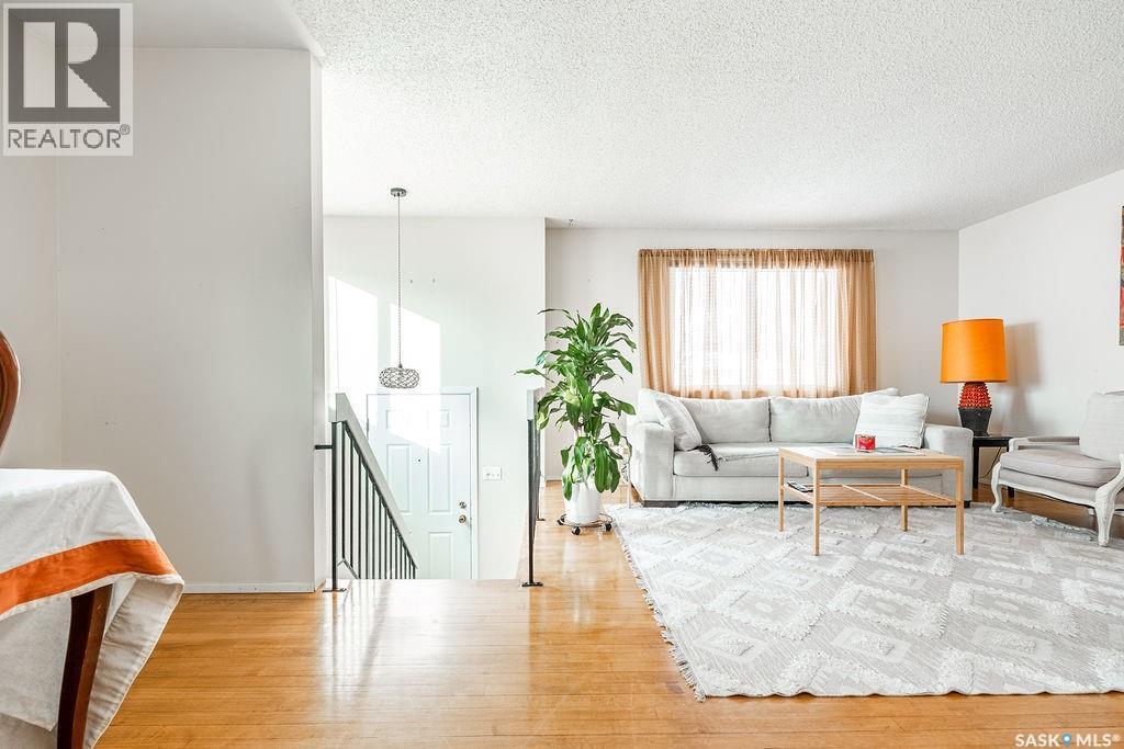724 M Avenue S, Saskatoon, SK - Indoor Photo Showing Living Room