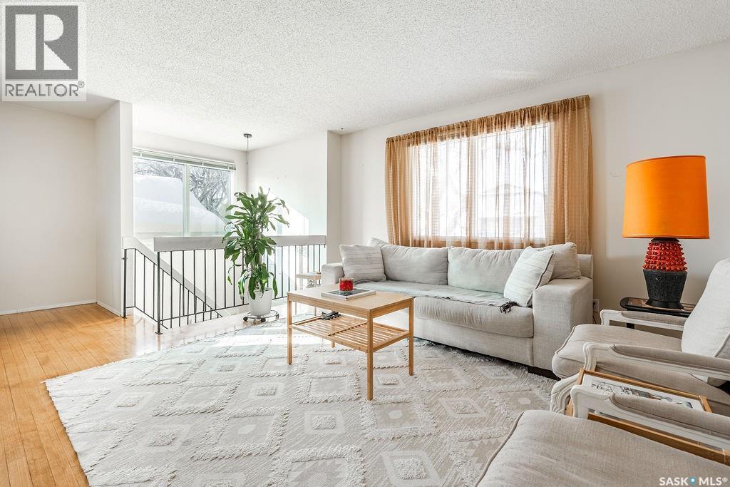 724 M Avenue S, Saskatoon, SK - Indoor Photo Showing Living Room
