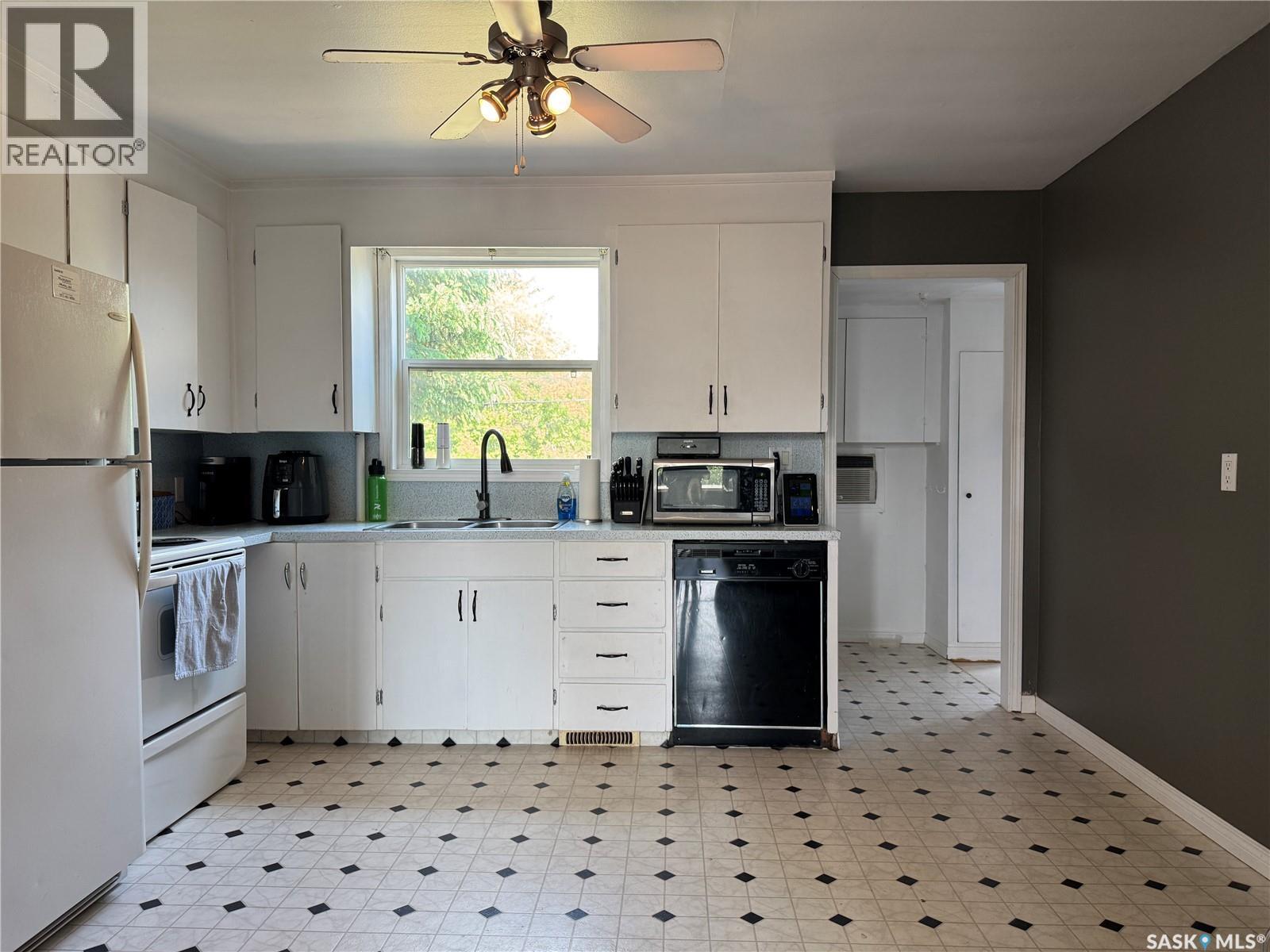 410 6Th Street E, Wynyard, SK - Indoor Photo Showing Kitchen With Double Sink