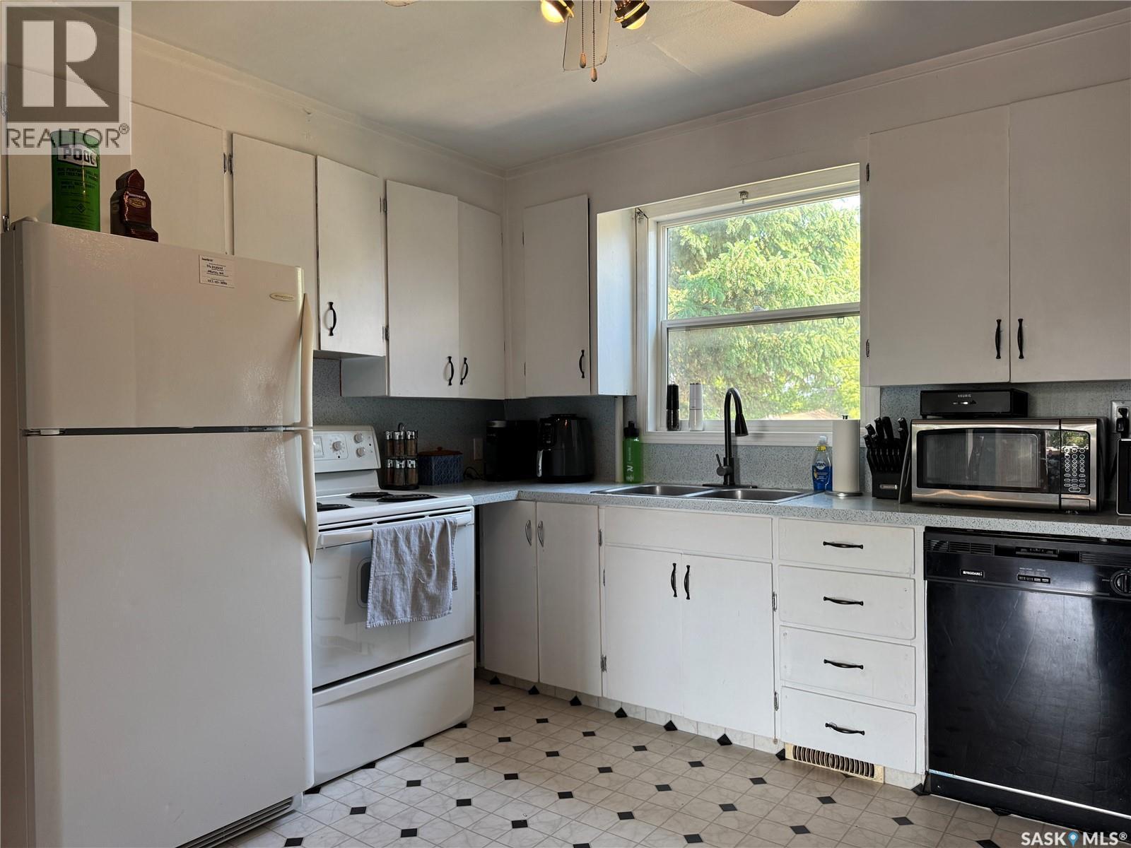 410 6Th Street E, Wynyard, SK - Indoor Photo Showing Kitchen With Double Sink