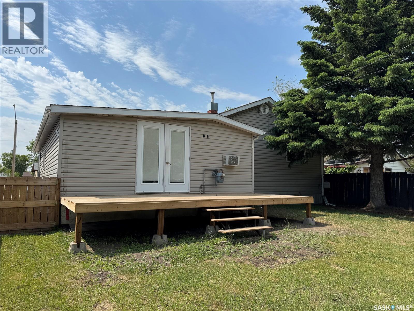410 6Th Street E, Wynyard, SK - Outdoor With Deck Patio Veranda