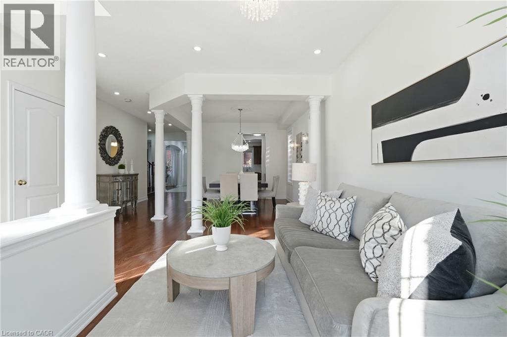 3071 Jenn Avenue, Burlington, ON - Indoor Photo Showing Living Room