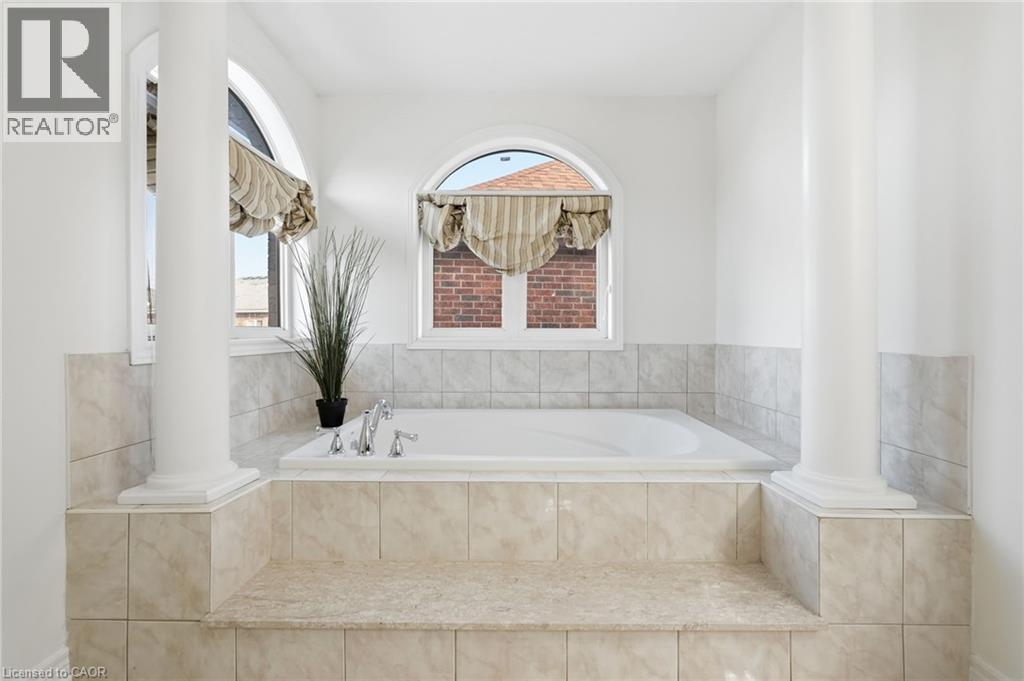 3071 Jenn Avenue, Burlington, ON - Indoor Photo Showing Bathroom