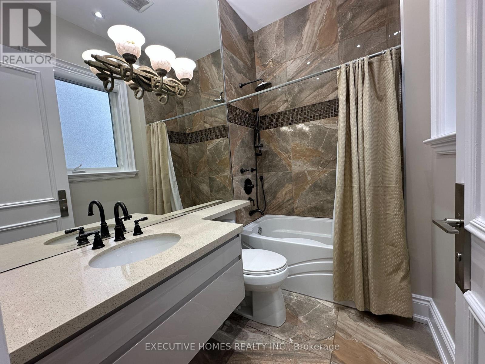 2613 Fifth Line W, Mississauga, ON - Indoor Photo Showing Bathroom