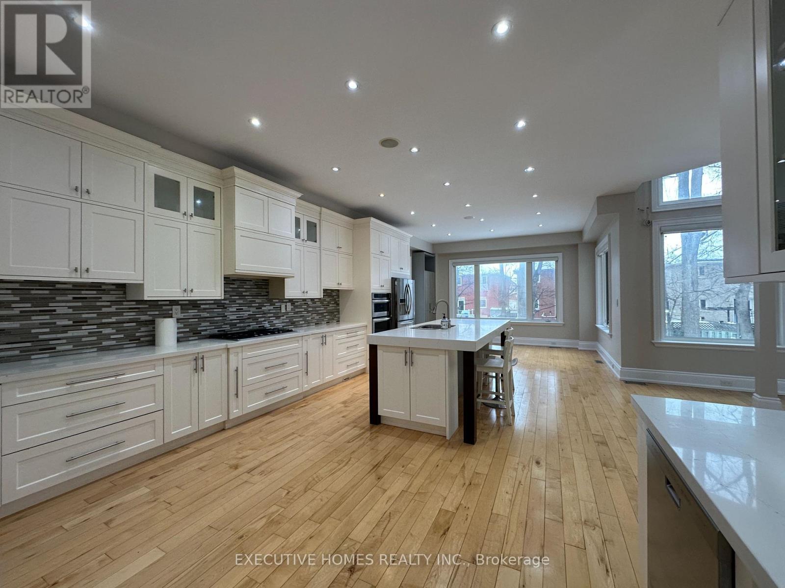 2613 Fifth Line W, Mississauga, ON - Indoor Photo Showing Kitchen With Upgraded Kitchen