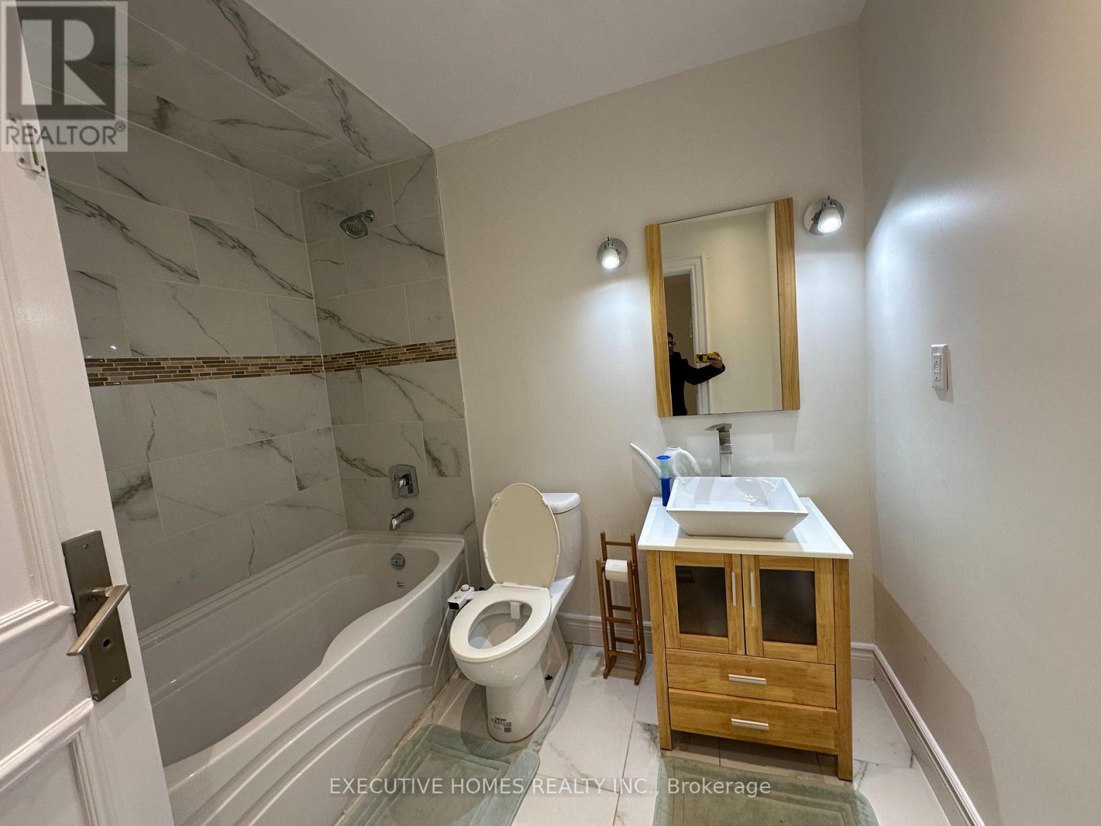 2613 Fifth Line W, Mississauga, ON - Indoor Photo Showing Bathroom