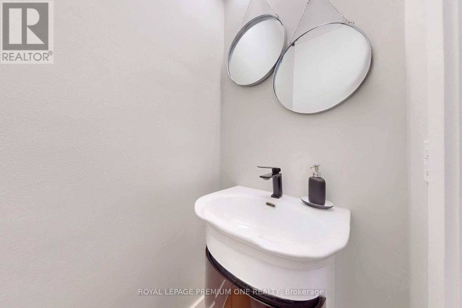 223 Manning Avenue, Toronto, ON - Indoor Photo Showing Bathroom