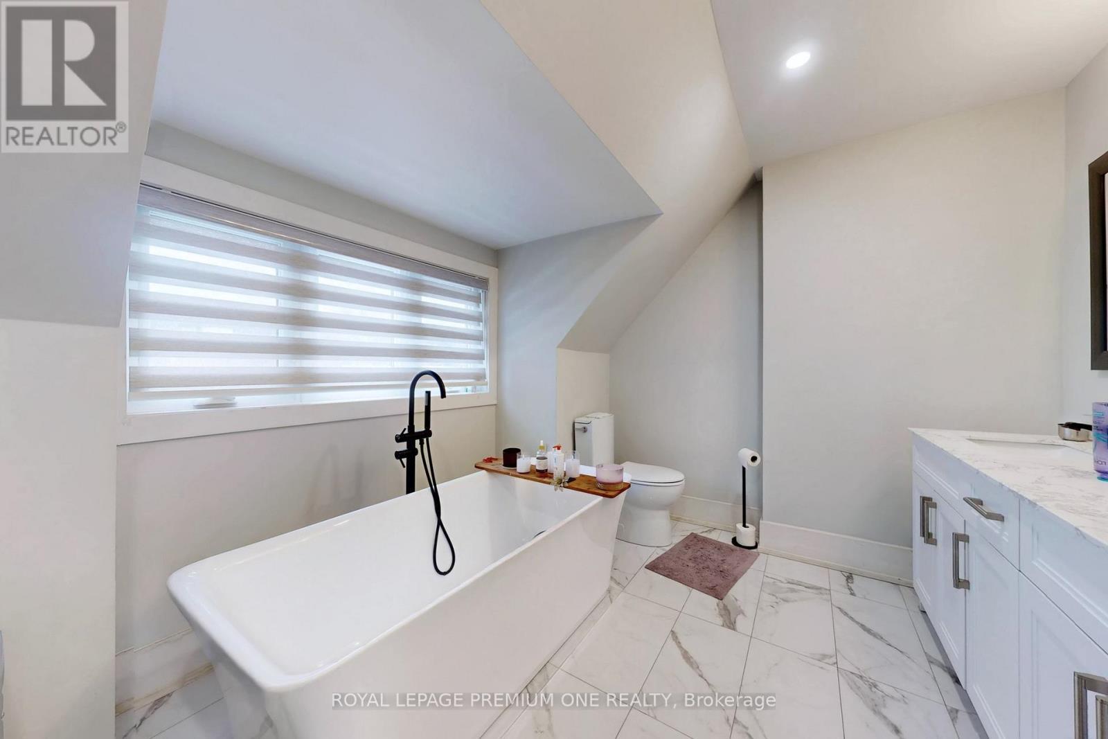 223 Manning Avenue, Toronto, ON - Indoor Photo Showing Bathroom