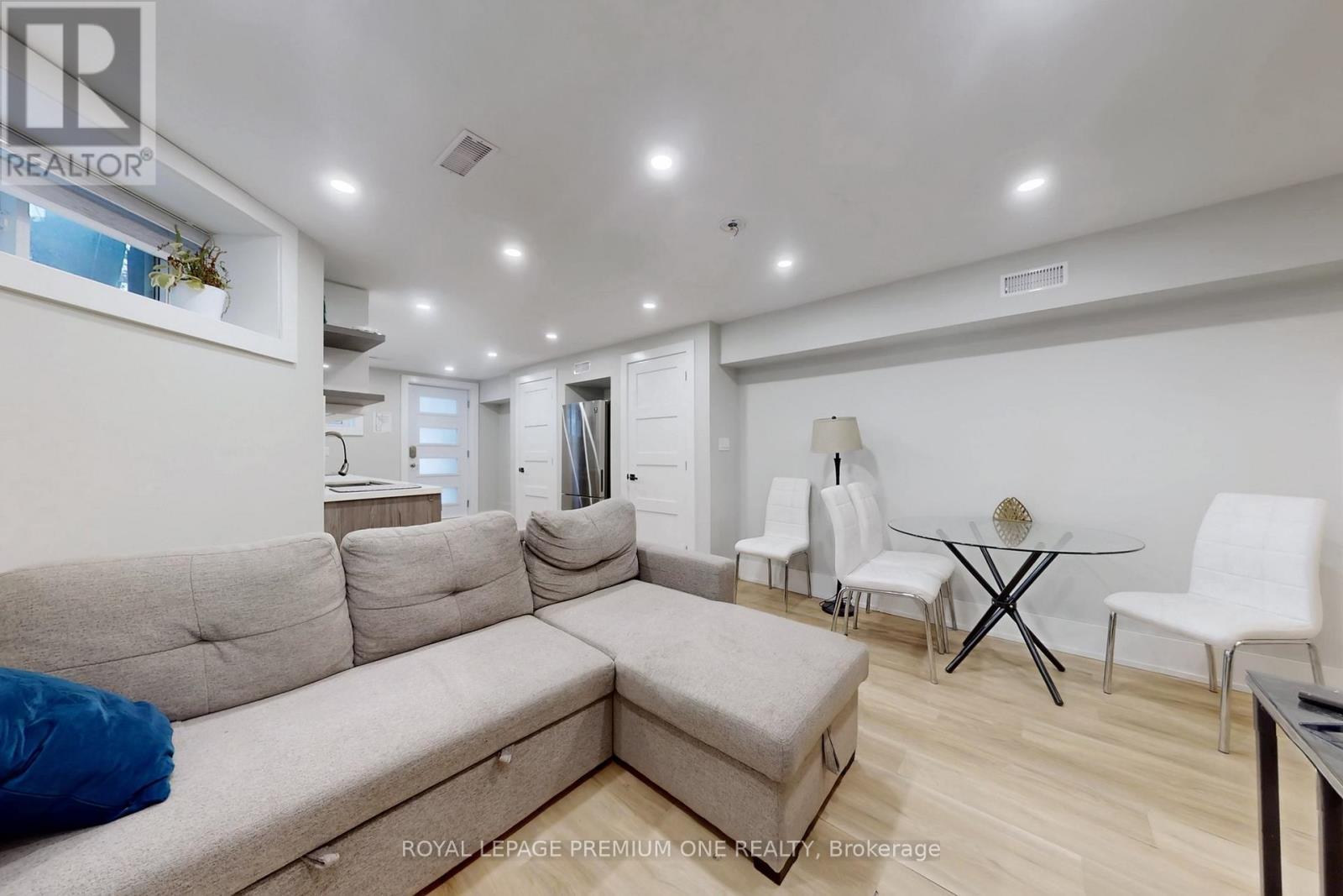 223 Manning Avenue, Toronto, ON - Indoor Photo Showing Living Room