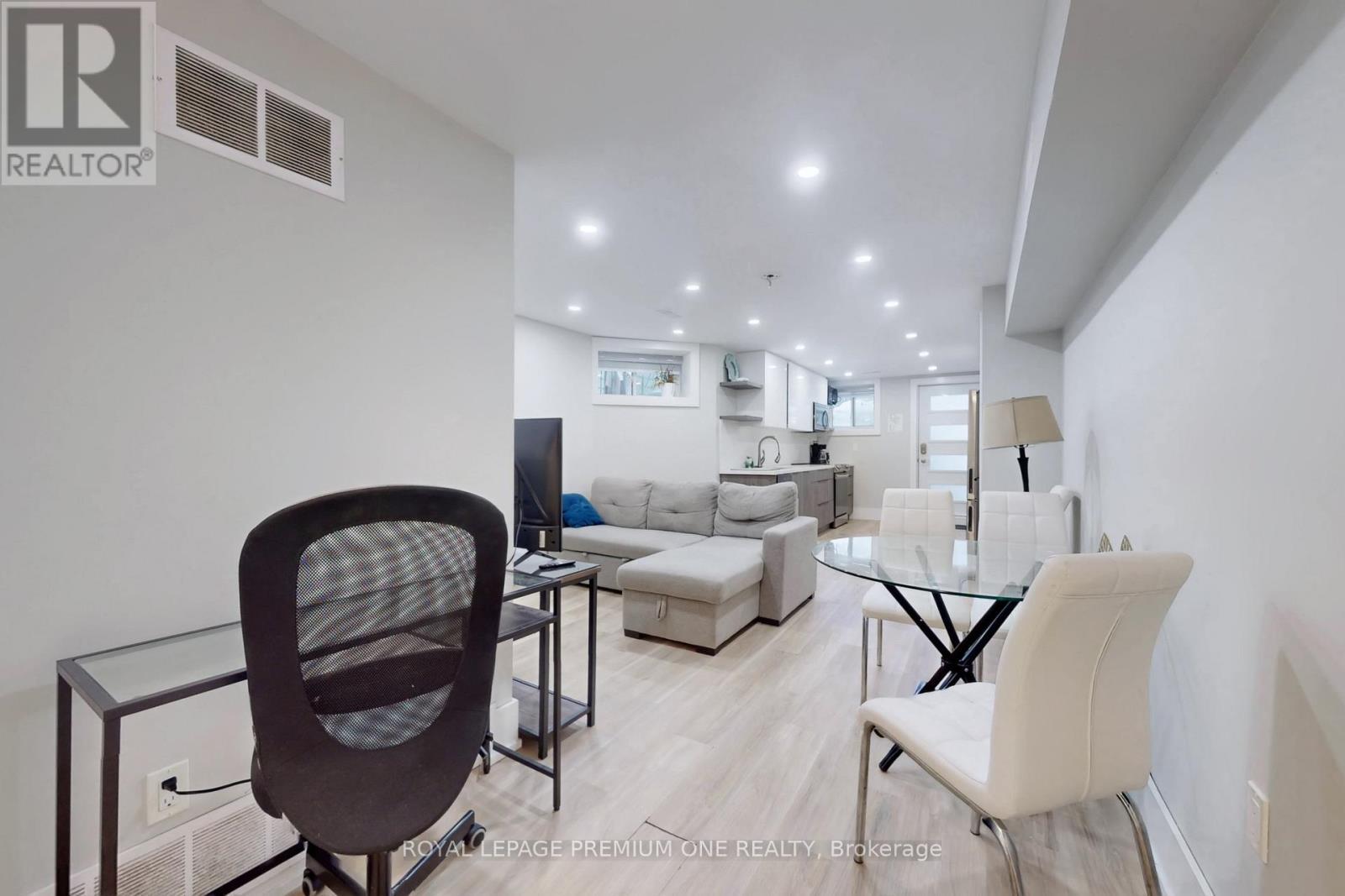 223 Manning Avenue, Toronto, ON - Indoor Photo Showing Other Room