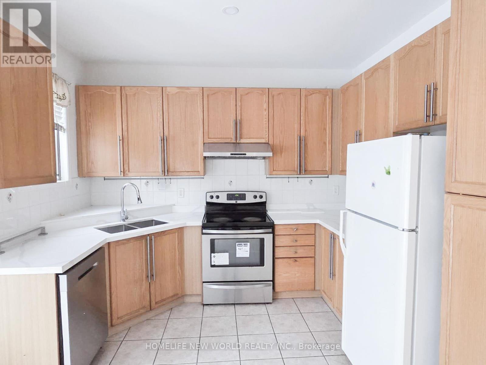 4 Belgrave Square, Markham, ON - Indoor Photo Showing Kitchen With Double Sink