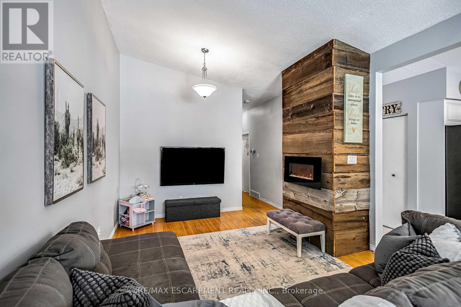 5 Carrington Court, Hamilton, ON - Indoor Photo Showing Living Room With Fireplace