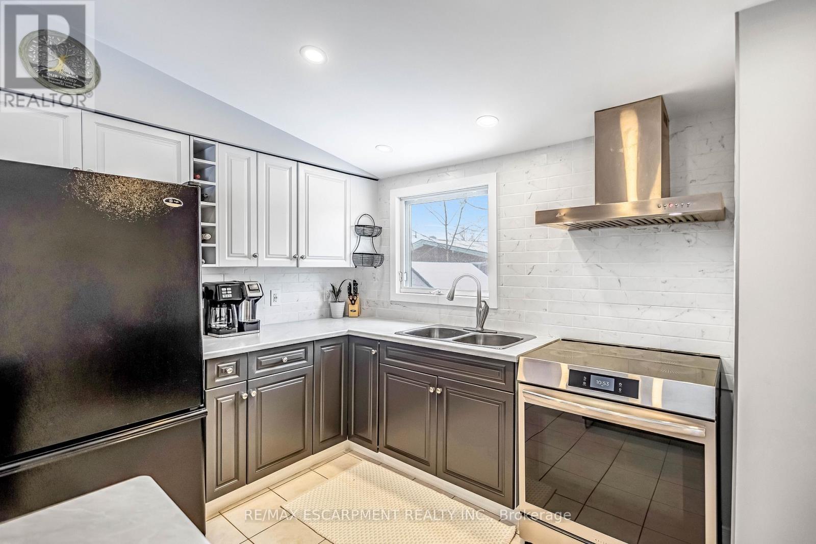 5 Carrington Court, Hamilton, ON - Indoor Photo Showing Kitchen With Double Sink