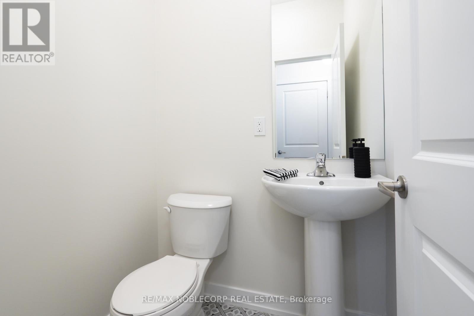 34 Singhampton Road, Vaughan, ON - Indoor Photo Showing Bathroom