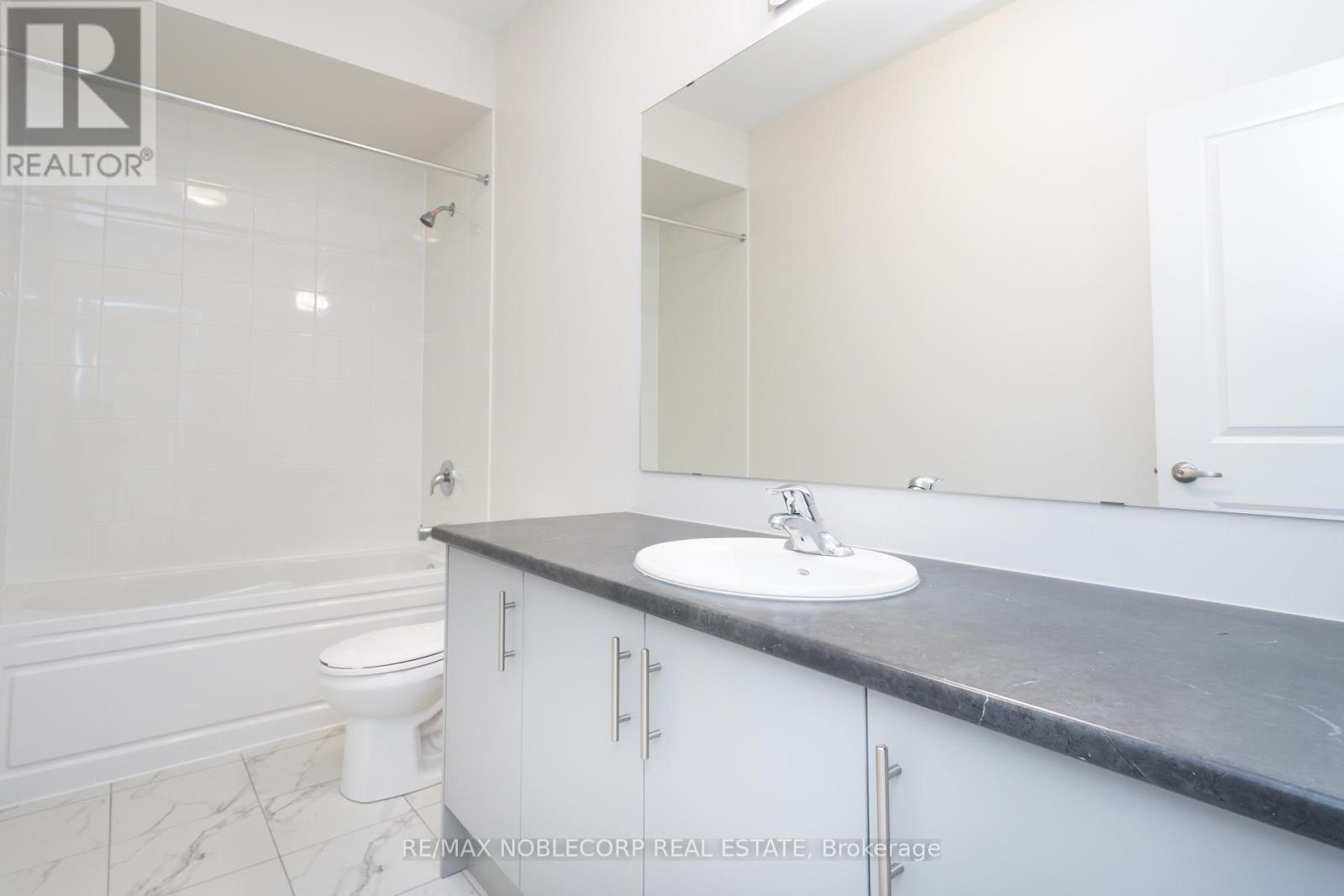 34 Singhampton Road, Vaughan, ON - Indoor Photo Showing Bathroom