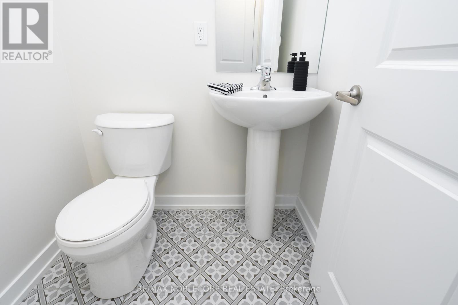 34 Singhampton Road, Vaughan, ON - Indoor Photo Showing Bathroom