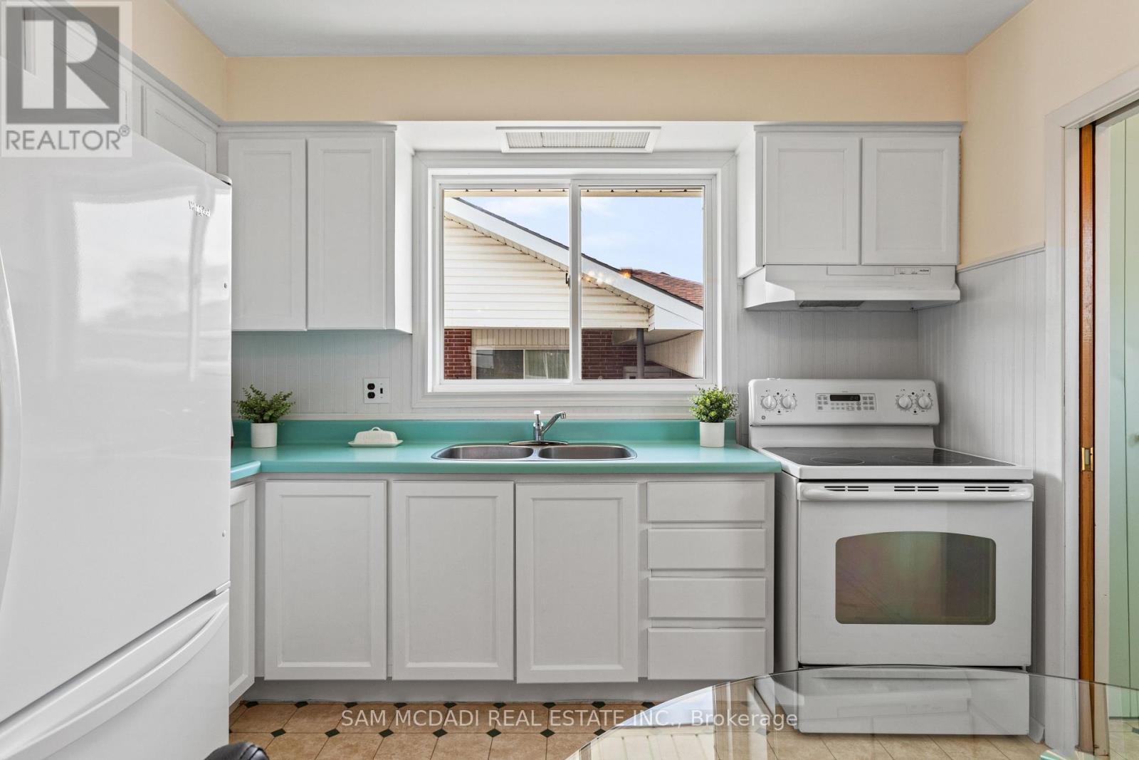 19 Secord Drive, Hamilton, ON - Indoor Photo Showing Kitchen With Double Sink