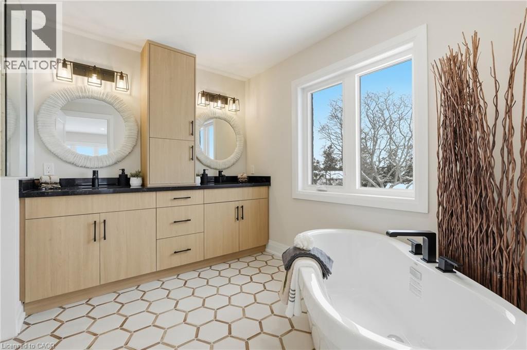 7 Bartlett Avenue, Grimsby, ON - Indoor Photo Showing Bathroom