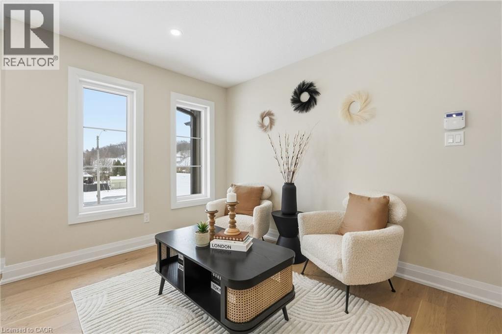 7 Bartlett Avenue, Grimsby, ON - Indoor Photo Showing Living Room