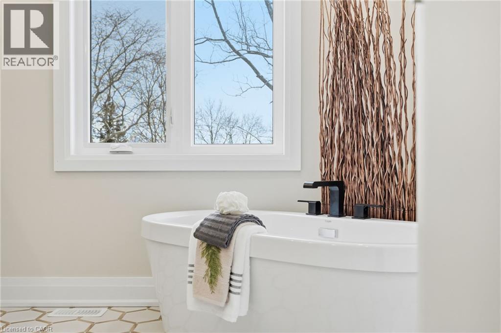 7 Bartlett Avenue, Grimsby, ON - Indoor Photo Showing Bathroom