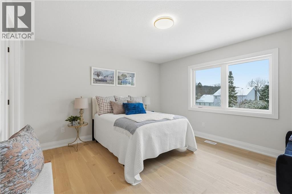 7 Bartlett Avenue, Grimsby, ON - Indoor Photo Showing Bedroom