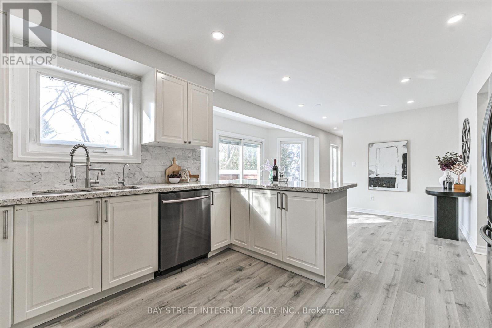 28 Carnforth Drive, Markham, ON - Indoor Photo Showing Kitchen With Upgraded Kitchen