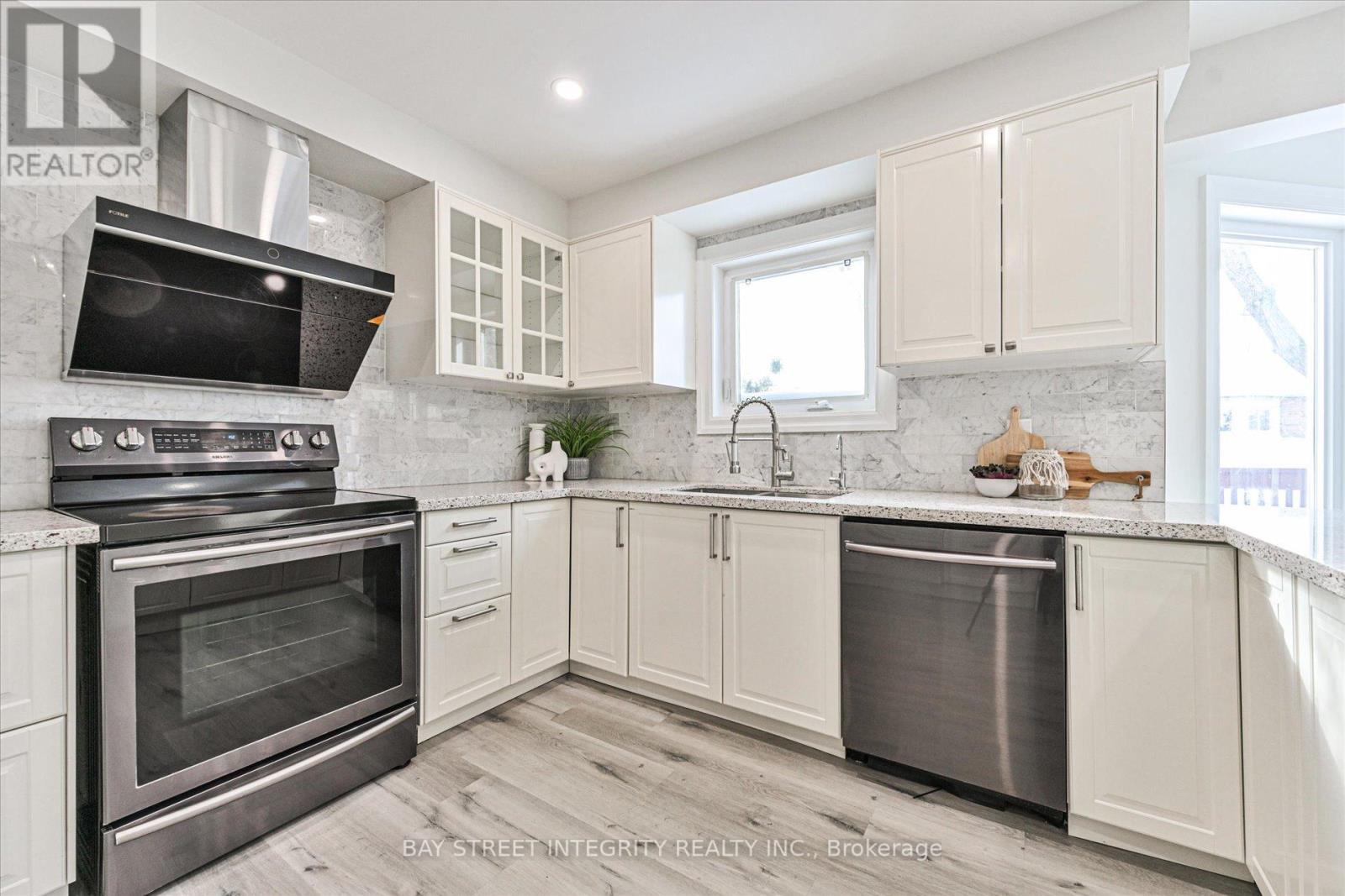 28 Carnforth Drive, Markham, ON - Indoor Photo Showing Kitchen With Upgraded Kitchen