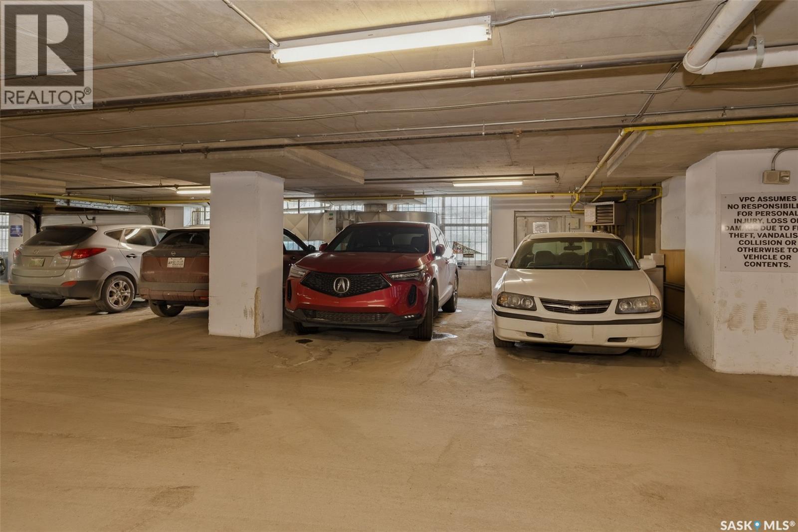 805 1901 Victoria Avenue, Regina, SK - Indoor Photo Showing Garage