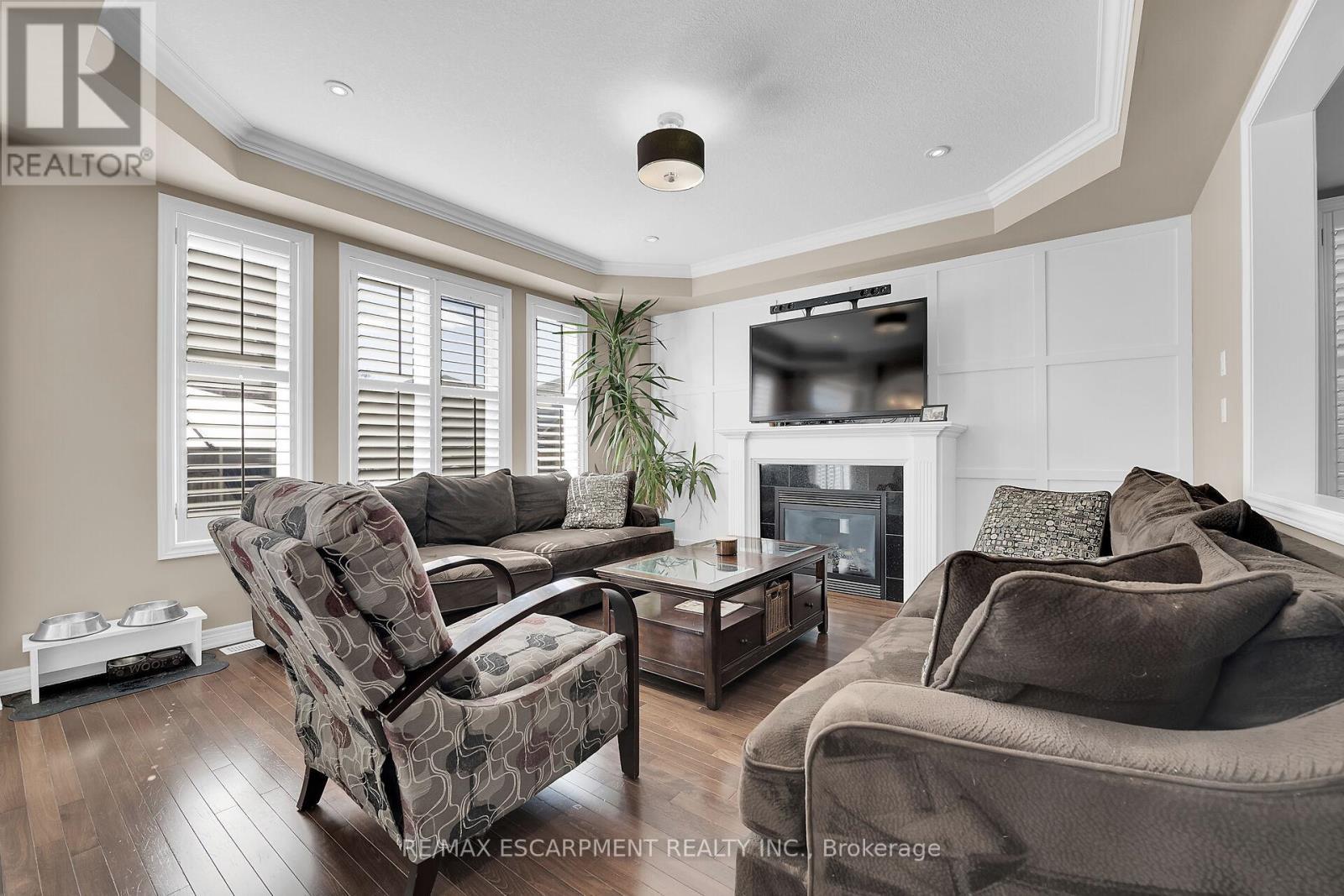 8 Chartwell Circle, Hamilton, ON - Indoor Photo Showing Living Room With Fireplace