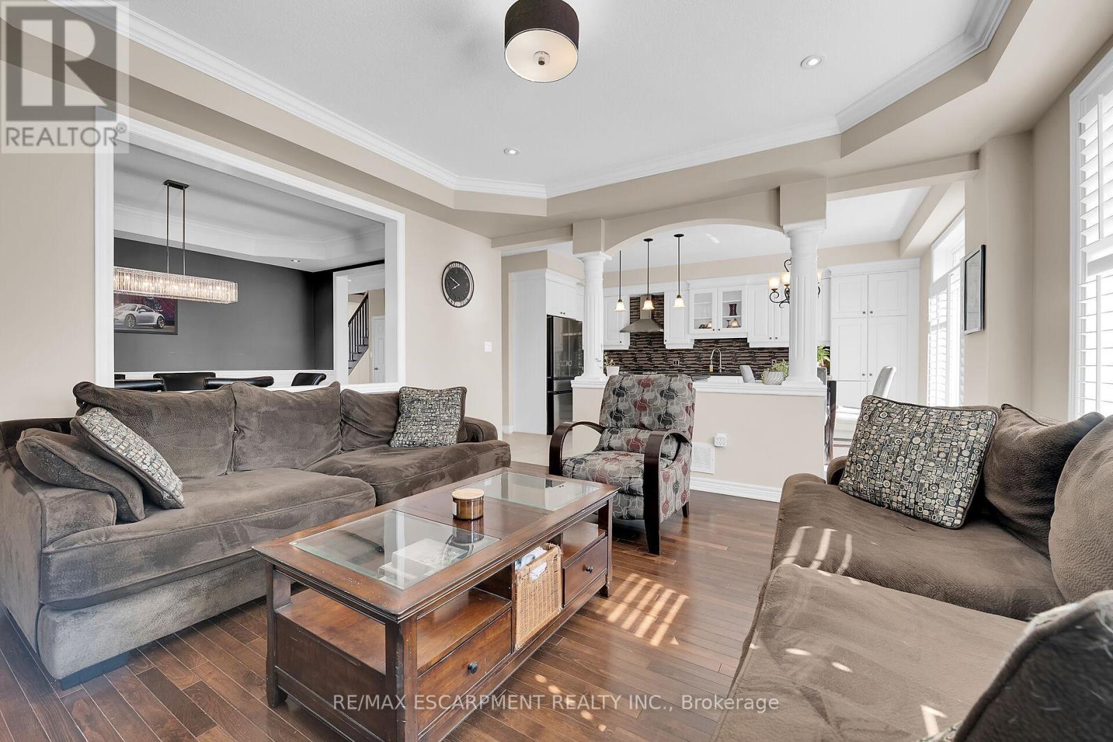 8 Chartwell Circle, Hamilton, ON - Indoor Photo Showing Living Room