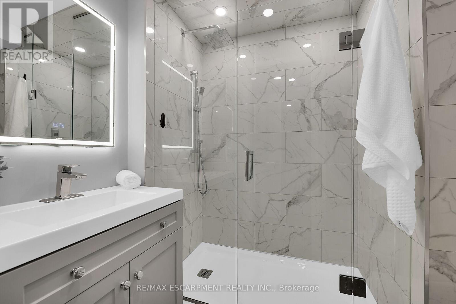 8 Chartwell Circle, Hamilton, ON - Indoor Photo Showing Bathroom