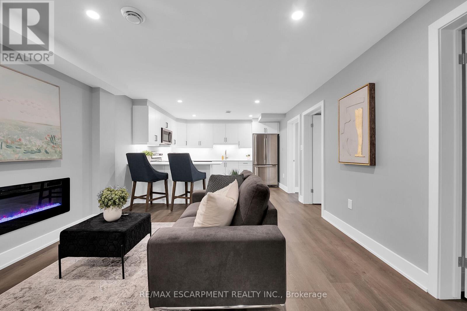 8 Chartwell Circle, Hamilton, ON - Indoor Photo Showing Living Room With Fireplace