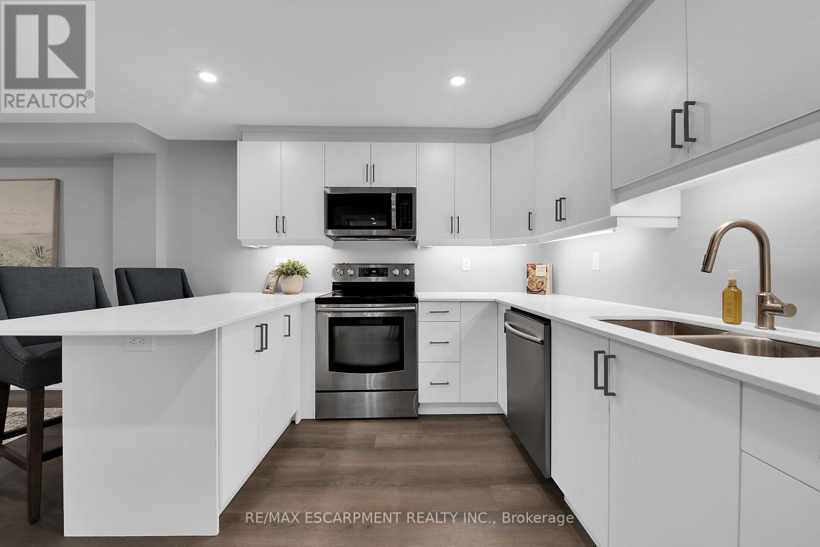 8 Chartwell Circle, Hamilton, ON - Indoor Photo Showing Kitchen With Double Sink With Upgraded Kitchen