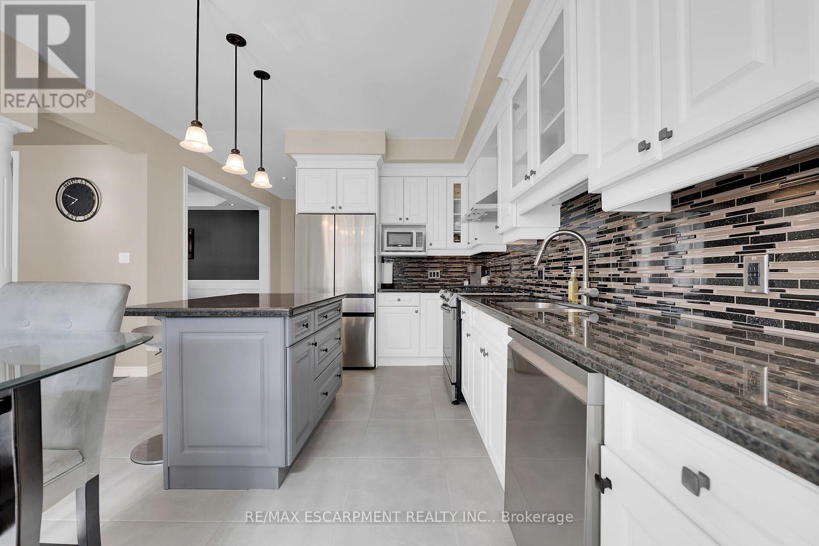 8 Chartwell Circle, Hamilton, ON - Indoor Photo Showing Kitchen With Upgraded Kitchen