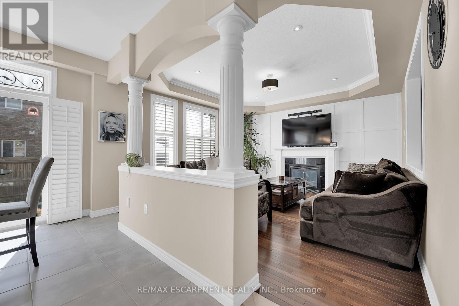 8 Chartwell Circle, Hamilton, ON - Indoor With Fireplace
