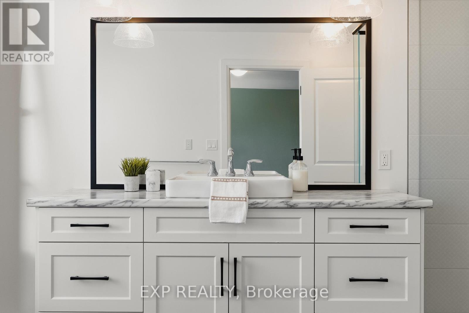 157 Ridgeview Drive, Mapleton, ON - Indoor Photo Showing Bathroom