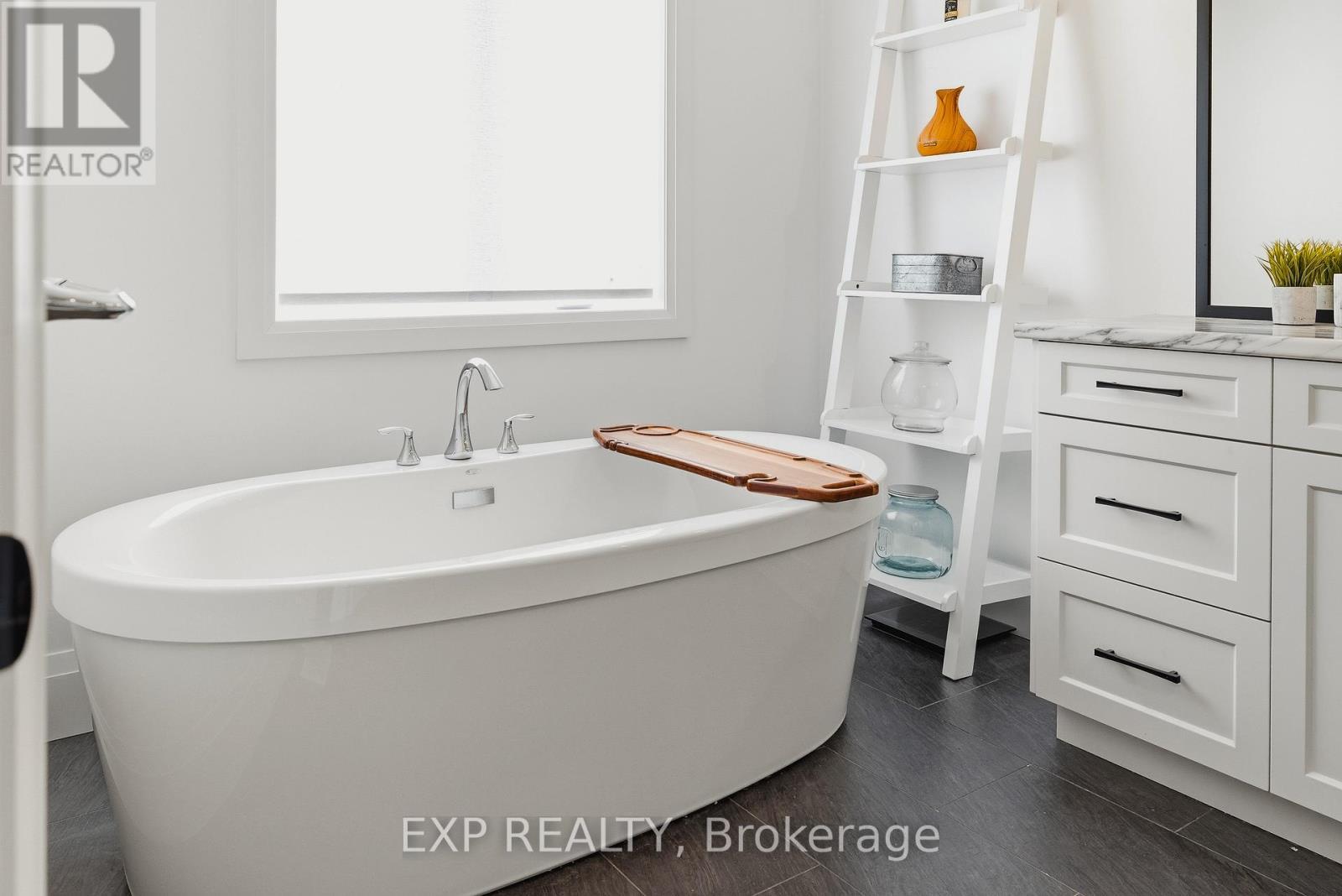 157 Ridgeview Drive, Mapleton, ON - Indoor Photo Showing Bathroom