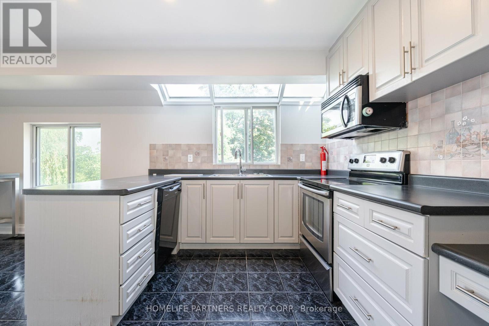 7930 Kipling Avenue, Vaughan, ON - Indoor Photo Showing Kitchen With Upgraded Kitchen